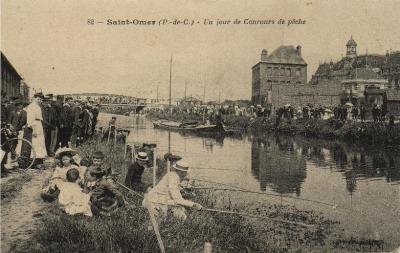 On voit ici un concours de pêche le long du canal, beaucoup de monde sur cette vue,les pêcheurs avec leur canotier sur la tête sont moins monbreux que les badauds,dans le fond on aperçoit le pont de la gare.